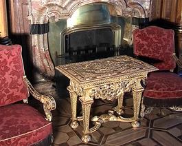 Zmeck knihovna, barokn zlacen stolek